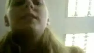 هي تطلب جنس عند الباب شرج خشن وبلع عميق