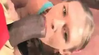 ربات منازل مثيرة يتبادلن أزواجهن لجلسة جماعية جنسية قاسية