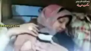 جنس خشن في السيارة: طالبة تُمزق وتُستغل