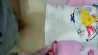 قضيب في طيزها الضيق وهي تصرخ وتتالم