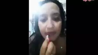 مؤخرتها الممتلئة تحتل مركز الصدارة مع سرد صريح