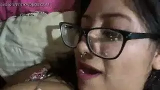 شاب وسيم يتغذى على حلمتيها ثم يقذف حبلاً على صدرها