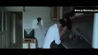 ابن يهيج على امه المثيرة و ينيكها نيك ساخن بالقوة و زبه يقتحم كسها