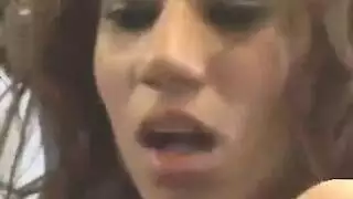 جلسة نيك على الكرسي: زب أسمر كبير يضرب كسها الجشع بقوة