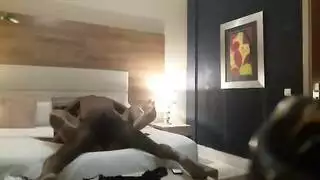 رجل يبكي امرا