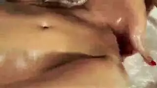 هزة جماع سحاقية: مص بظرها أثناء مقص في جلسة شهوانية