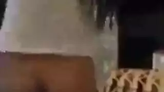 منظر خلفي عربي: هزة بالسترينج مع صدر عاري تماماً