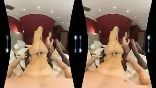 ثنائي صاخب: ريد ولولو تتقاسمان قضيبًا سميكًا