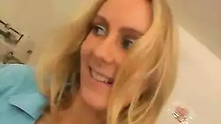 فاتنة المستشفى تدلك انتصاب الرجل المسن حتى الانفجار
