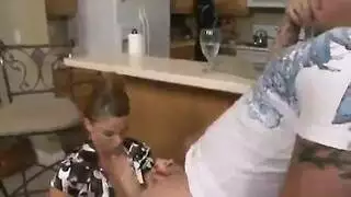جنس فموي سري: هي تمص زبه تحت الطاولة