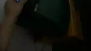 نك بنتين مع بعض قدام الباب