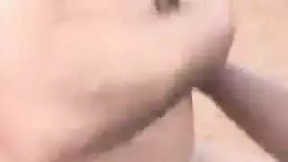 إباحي جزائري: مرضعية ساخنة تحصل على مهبلها بالرمال