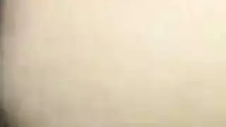 السكرتيرة في الجوارب الشفافة تُنكح بوضعية كلابية على الأريكة