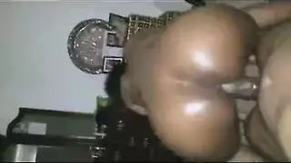 فتاة سمراء ممتلئة الجسم تحصل على مؤخرتها ممتلئة من صديقتها المقربة