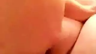 قنبلة شقراء تأخذ دسار عملاق في جولة منفردة
