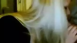 عارضة ويب شقراء ساخنة تمص عدة قضبان