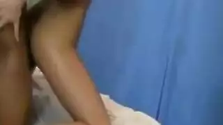 مدلكة تسقط المنشفة من أجل فعل عنيف