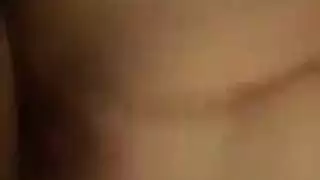 أم مثيرة تتباهى بفرجها الصغير الضيق