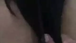عاهرة شعراء حمراء تبتلع قضيبًا كبيرًا وقاسيًا