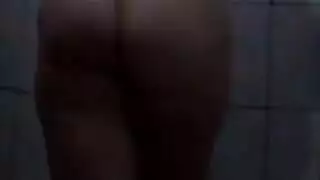 عاهرة مصرية تمارس الجنس المزدوج في مشهد جماعي