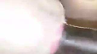 حامل ممتعضة تأخذ قضيبين بقوة