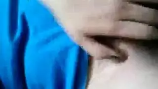 قضيب مستورد ضخم يملأ مهبل الفتيات الصغيرات