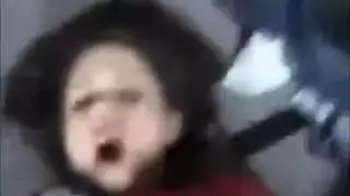 مراهقة تستعرض وتتناول قضيبًا صلبًا