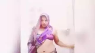 عاهرة مخنثة تقطر في ملابس داخلية مثيرة إكس إكس إكس