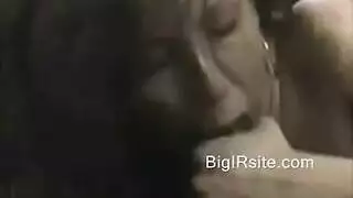 هي تمص القضيب بشهوة ثم تأخذه بعمق في مؤخرتها الضيقة