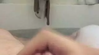 مراهقة ساخنة تأكل فرجها الحلوق ثم تُثقب بقوة