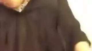 بنت تغسل صدرها الضخم