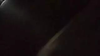 فتاة سوداء نحيفة تحصل على عمود شريكها الثابت العميق في فرجها المنقوع