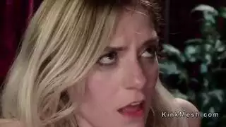 عصابة سلسلة الجنس الجماعي: فينيكس فوكس هي مركز مشهد صريح قاسٍ