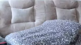 المراهقة المفلسة تحشى مؤخرتها الضيقة بزب صلب