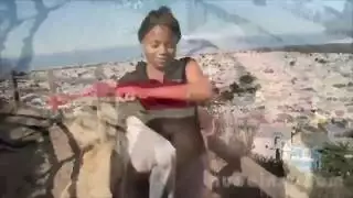 جوارب سوداء، ملابس داخلية من الساتان، وضرب على مقعد الحديقة