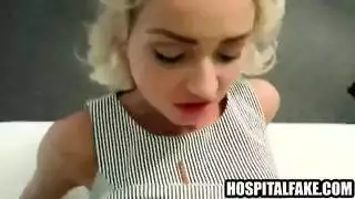 الطبيب يعالج صوم النساء