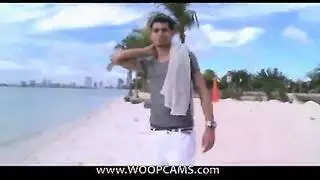 كريستي ماك تعري، تبلع قضيبًا، ثم تهتز على عضوه قاسي