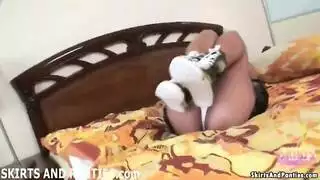 شابة بنظارات تمص قضيباً وتلعب بلسانها على فرج