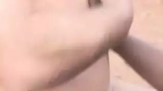 جنس جماعي صحراوي: سمراء ذات أثداء حليبية تتعرض للاغتصاب من عدة أفراد