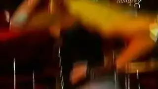 العجوز المثير يضاجع مراهقة مستعدة في مشهد إباحي