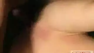 لعب خزف متطرف: ديلدو يندفع في حفنتها الضيقة