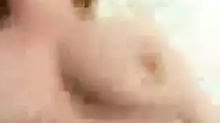 أثداء ضخمة ترتد على قضيب صلب وسميك