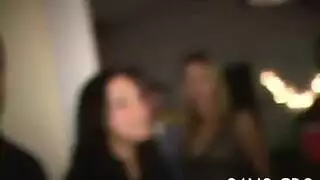 رئيس يضاجع عارضته بعد رؤية صديقاتها السمراوات