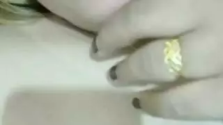 فتاة ذات مؤخرة كبيرة تُحشى بقضيب نحيل