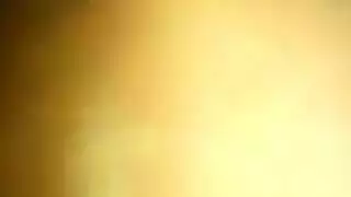 يحط رجله على راسها ويضرب