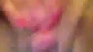 ملكة شرقية تظهر فتحاتها أثناء الدوران على العمود