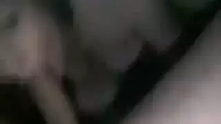شفاه ولسان ماهران لامرأة ناضجة تعملان على قضيب نابض
