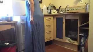 يتيم زوجة صديقة في مطبخ