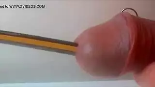 فتاة ذات أثداء كبيرة تركب قضيبًا في مشهد إباحي