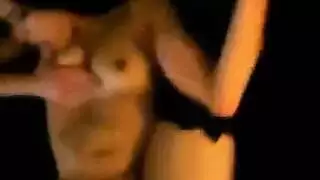 عبد فم عربي شاب يرضي ثعلب فضي